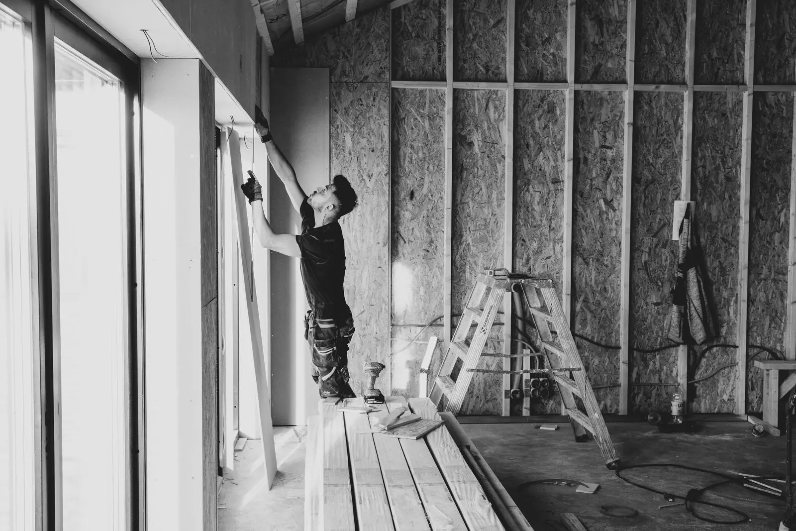 Monteur aan het werk in een gebouw in afbouw