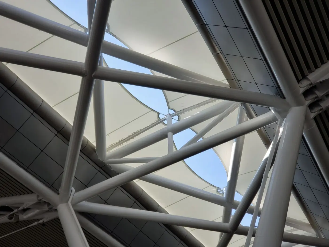 Stalen dakconstructie van een gebouw, van binnenuit gezien